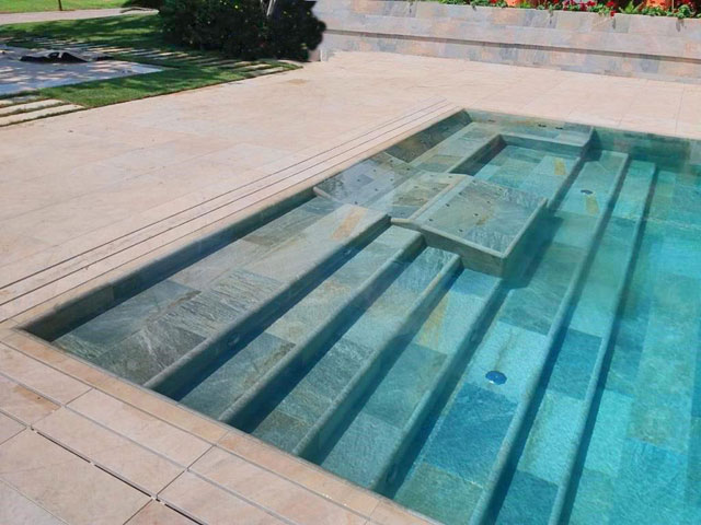 Zbog otpornosti na klizanje sinterovani kamen je pogodan za površine oko bazena 