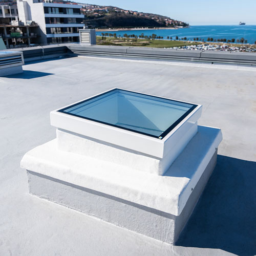 Svetlosne kupole se izrađuju sa termoformiranjem akrilnog ili punog polikarbonatnog stakla