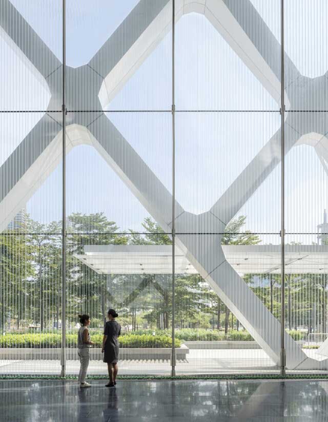 Predvorje zgrade stvara predstavlja spoj svetlosti i vode
