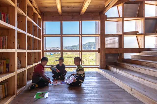 Biblioteka u kojoj deca mogu da se igraju i čitaju