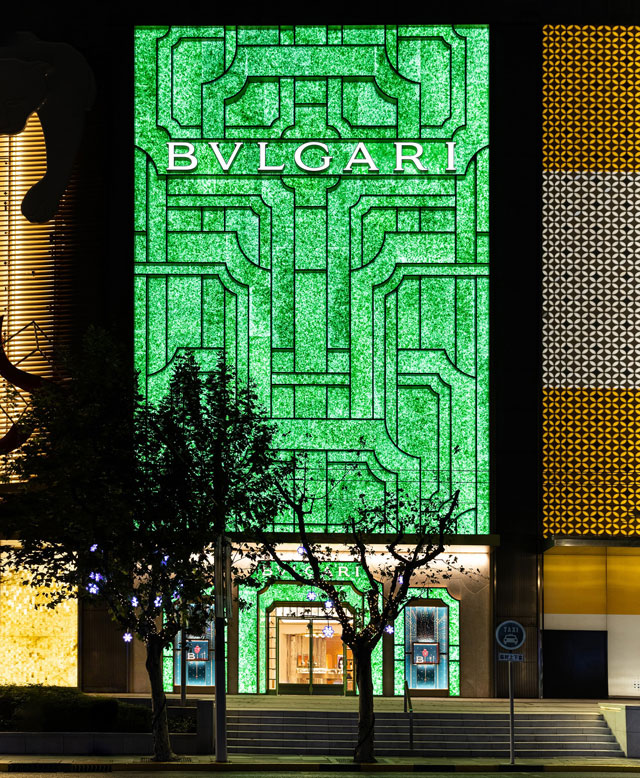 Bulgari Šangaj - fasada noću ima pozadinsko osvetljenje zbog koga je izuzetno upečatljiva