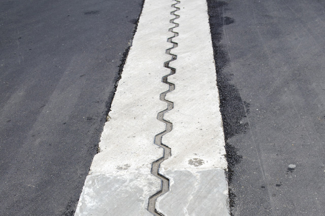 Primer dilatacije na asfaltnoj podlozi
