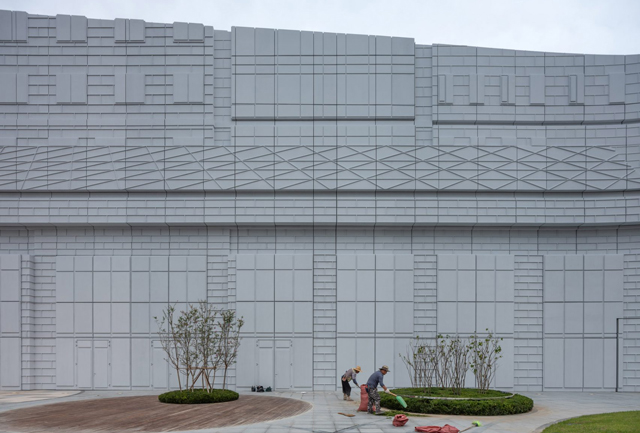 Fasade sa odštampanim elementima zgrada koje ih okružuju - „Imprint“