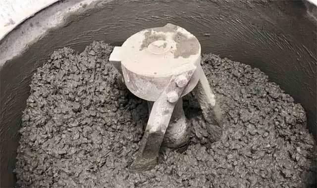 Čestice gume pomešanje sa mokrim betonom