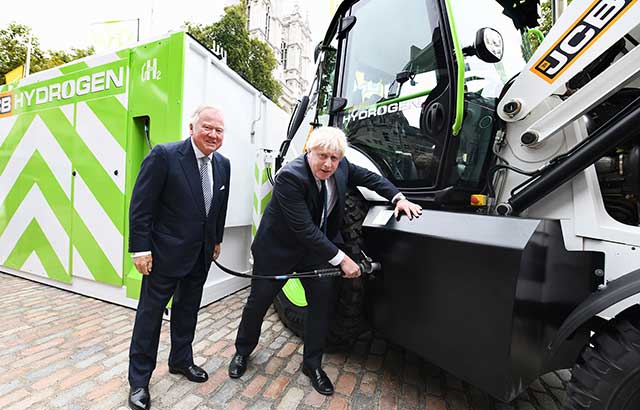 Premijer Boris Johnson dopunjava gorivo na prototipu JCB rovokopača