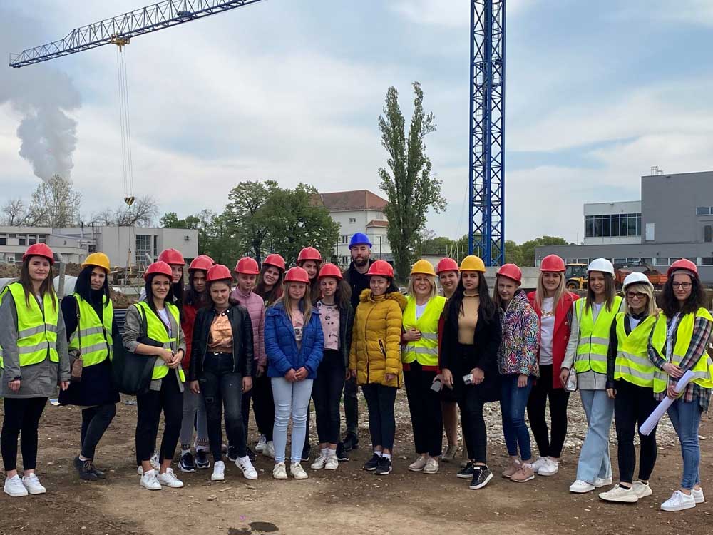 Manifestacija Dan devojčica, gošće na gradilištu