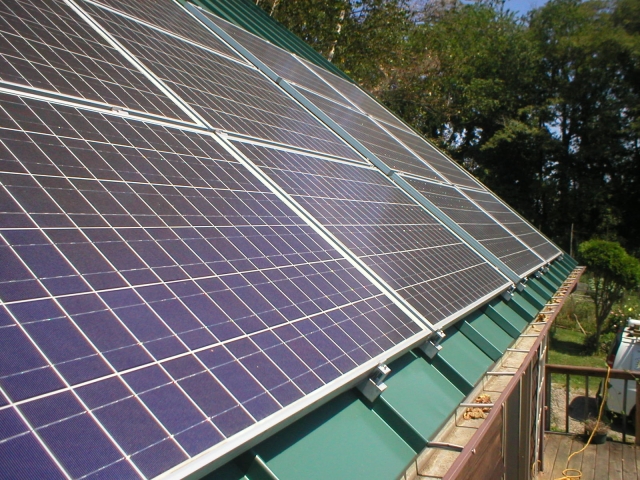 Metalni krov sa solarnim panelima