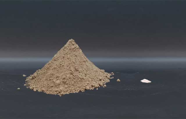 Cementni prah (levo) i nanočestice titanijum-dioksida (desno) koje se mešaju u cementu
