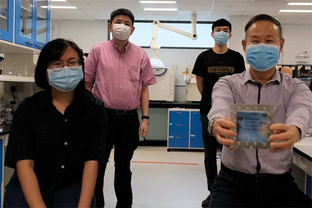 Tim sa Nanyang Tehnološkog univerziteta u Singapuru sa uzorkom stakla prozora premazanog sa novim materijalom