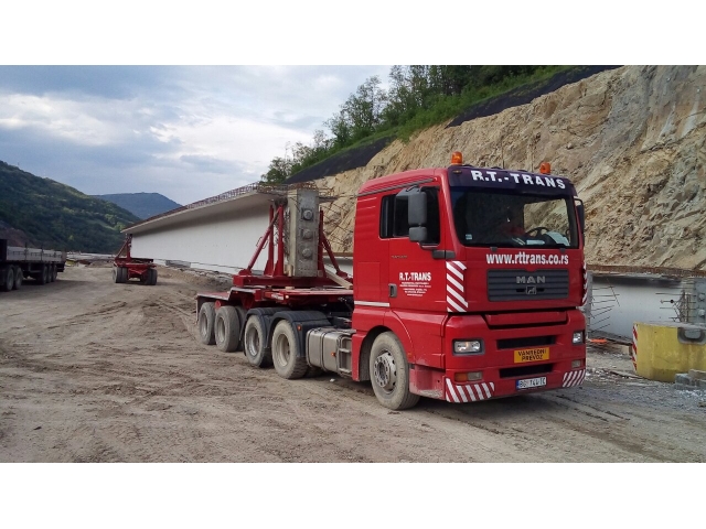 Nova trasa autoputa E75 preko kamenoloma Momin Kamen - Transport betonskih nosača težine 63 t specijalnim transportnim sredstvima, istovar i montaža nosača pomoću dizalice nosivosti 220 t