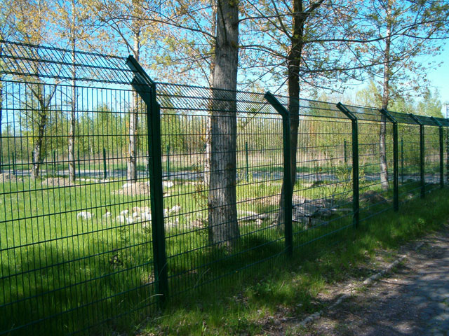 Bezbedonosna ograda Legi - Kosnik - U segmentu ograda sa zahtevima visoke bezbednosti (aerodromi, granični prelazi, vojni objekti, zatvori, fabrike i dr.), LEGI ima kvalitetno rešenje ograde sa jednostrukim ili dvostrukim kosnikom, na koji se, u skladu sa zahtevom, može postaviti rešetkasti ogradni panel, bodljikava žica ili spiralna žilet žica.