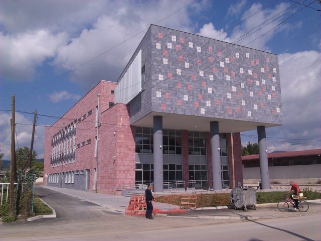 Završen objekat Ekonomskog fakulteta u Bujanovcu - fasada od fasadne opeke oslonjene na konzole od nerđajućeg čelika
