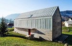 Prefabrikovana solarna kuća je moderna reintrepretacija slovenačke seoske kuće
