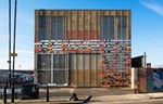 Šareni društveni centar izgrađen od recikliranih materijala sa Olimpijade u Londonu