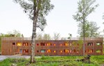 Smrčom obložen hotel „Öijared“ se mirno uklapa u okolnu šumu u Švedskoj