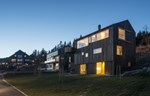 Drvena kuća izgrađena u padini s pogledom na Oslo