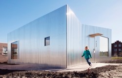 Aluminijumska kuća koja odražava boje svoje okoline