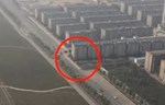 Zgrada na sred autoputa u Kini