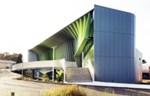 Zelene lopatice na fasadi centra KIOSC