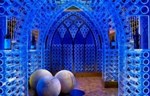 LED plavi vinski podrum sa gotičkim uticajem