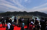 Najduže konzolno stakleno šetalište na svetu otvoreno u Kini