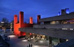 Crveno pozorište u Londonu koje se prirodno hladi sa četiri dimnjaka