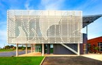 Francuska kancelarijska zgrada obložena perforiranom talasastom fasadom