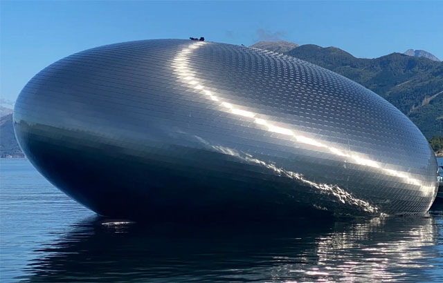 U norveškom fjordu pluta blistavi paviljon u obliku ribljeg oka