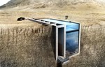 Ludačka kuća uklesana u litici iznad mora sa bazenom umesto krova