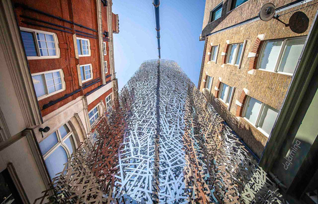 Postavljena čelična skulptura od 17 tona u Londonu