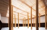 Drvena krovna rešetka produžetka hrama propušta obilje prirodne svetlosti u Japanu