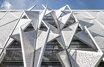 Geometrijska fasada ove zgrade se transformiše radi propuštanja svetlosti