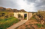 Trouglasta betonska vila u Grčkoj