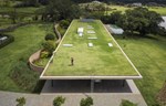 Kuća sa prostranim zelenim krovom u Brazilu