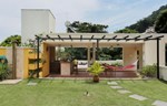 Rustična terasasta kuća sa zelenim krovom za opuštanje u vreloj klimi Brazila