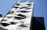 Izgužvana aluminijumska fasada u Tokiju