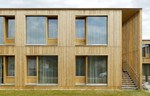 Prefabrikovani starački dom od drveta koristi pasivni dizajn za unošenje svetlosti i toplote