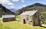 Moderna kuća obložena drvetom koristi krečnjačke zidove za pasivno hlađenje u italijanskim Alpima