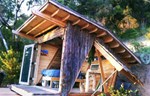 Malena vanmrežna Soko kuća pruža poglede na planine Kalifornije