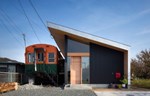 Savremena japanska kuća kreativno stvara višak prostora u starom vagonu