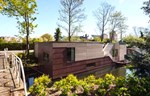 Šarmantna kuća na vodi sa zelenim krovom u Holandiji
