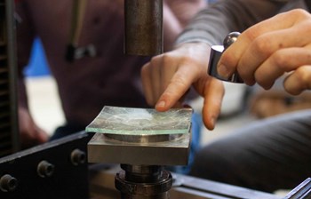 Bez topljenja do novog stakla: Inovacija koja menja građevinsku industriju