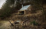 Tomova koliba je malena prefabrikovana kuća u austrijskoj divljini