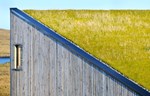 Kuća sa travnatim krovom i prirodnim materijalima nestaje u škotskom pejzažu