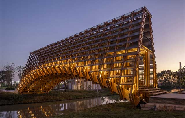 Interesantan drveni most - spoj tradicije i modernog dizajna