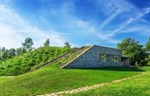Kamena lovačka kuća sa zelenim krovom u Češkoj