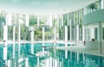 Zatvoreni bazen u Nemačkoj je obavijen sa razigranom talasastom staklenom fasadom