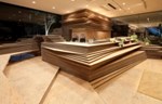 Kengo Kuma slaže drvene slojeve unutar kancelarije i kafića u Japanu
