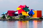 Biomuzej Frenka Gerija nalik origamiju otvoren u Panama Sitiju