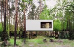 Odražavajući savremeni dom nestaje u poljskoj šumi